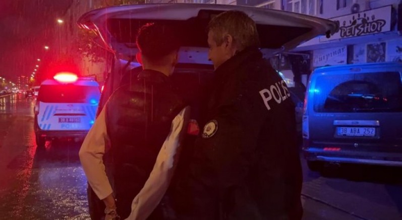 Tüfekle dolaşan çocuk, kovalamaca sonucu yakalandı