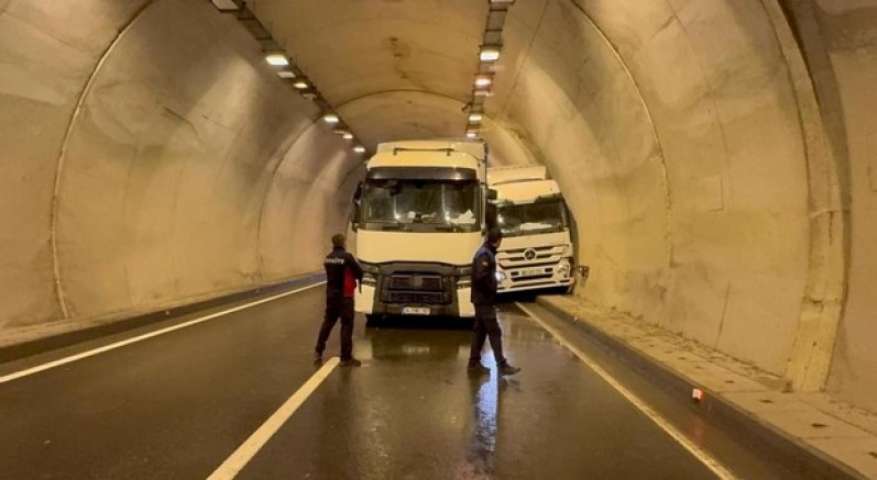 Tünelde iki tır çarpıştı: 1 yaralı