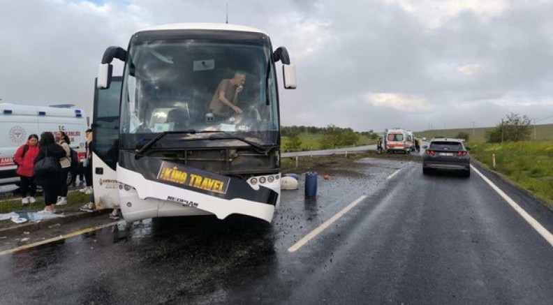 Tur otobüsü refüje çarptı: 16 yaralı