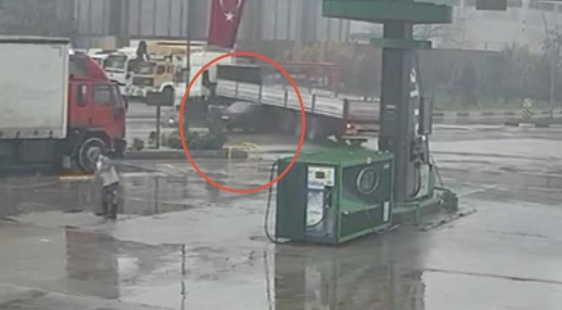 Turgutlu’da otomobil tırın altına ok gibi saplandı