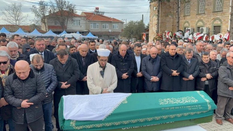 Turhan Çömez annesini son yolculuğuna uğurladı