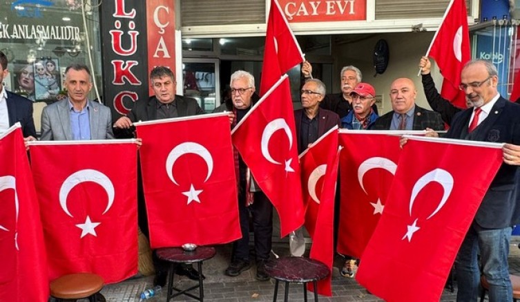 Türk Bayrağı dağıttılar