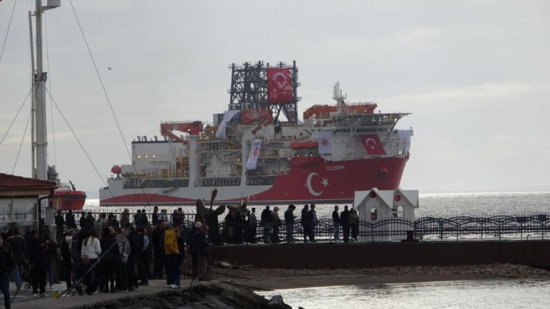 Türk sondaj gemisi Yıldırım Çanakkale Boğazı'ndan geçti