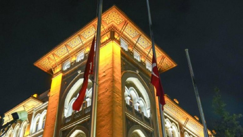 Türkiye'de bayraklar yarıya indirildi
