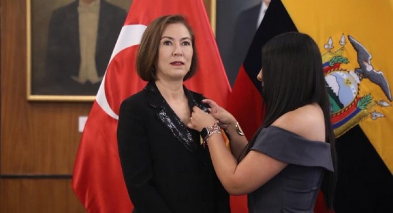 Türkiye’nin Ekvador Büyükelçisi Yalçın’a onur nişanı
