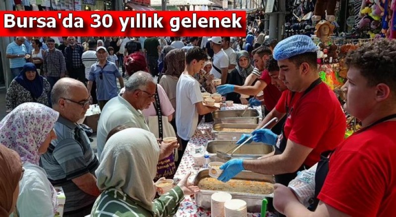 Tuzpazarı esnafı 5 bin kişiye aşure ikram etti