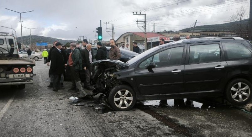 Üç aracın karıştığı kazada 1 kişi ağır yaralandı