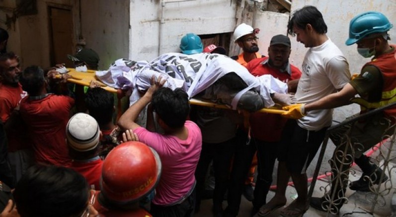 Üç katlı binada tüp patladı: 16 ölü, 14 yaralı