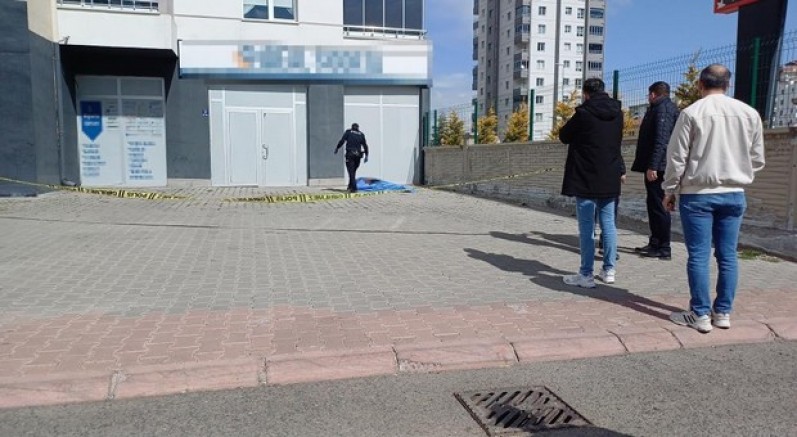 Üçüncü kattan düşen yaşlı adam öldü
