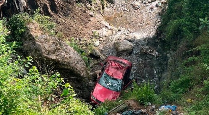 Uçurumdan yuvarlanan otomobilin sürücüsü yaralandı
