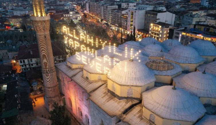 Ulu Cami'ye "Allah iyilik yapanları sever" yazılı mahya asıldı