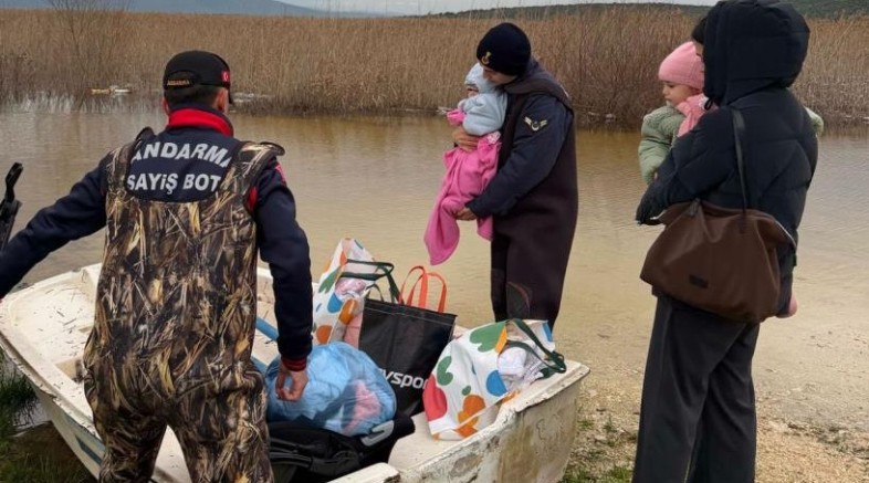 Uluabat Gölü'nde mahsur kalan aileyi jandarma kurtardı