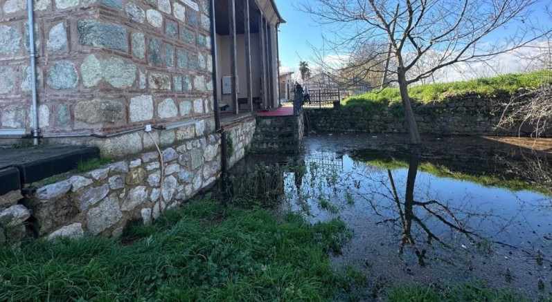 Uluabat Gölü'nün suları 625 yıllık camiyi tehdit ediyor
