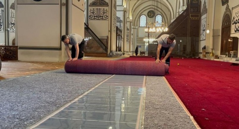 Ulucami'de halı yenileme çalışmaları başladı