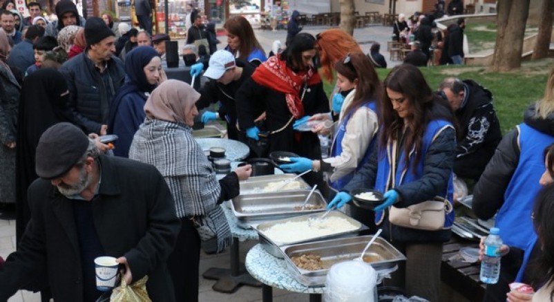 Ulucami iftar geleneğini sürdürdüler