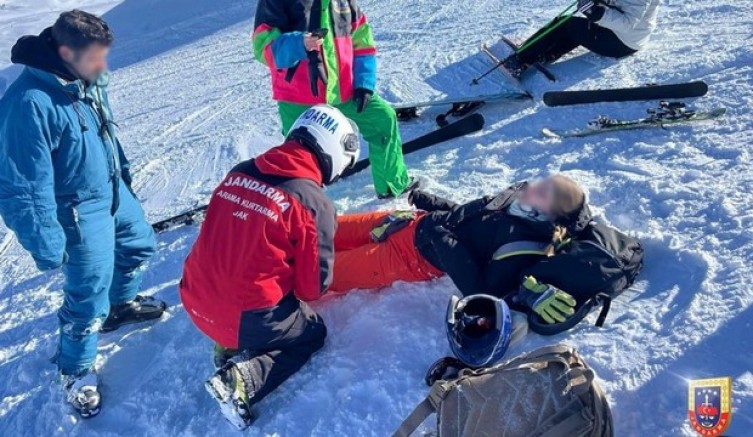Uludağ'da mahsur kalan vatandaşlara JAK timi müdahale etti