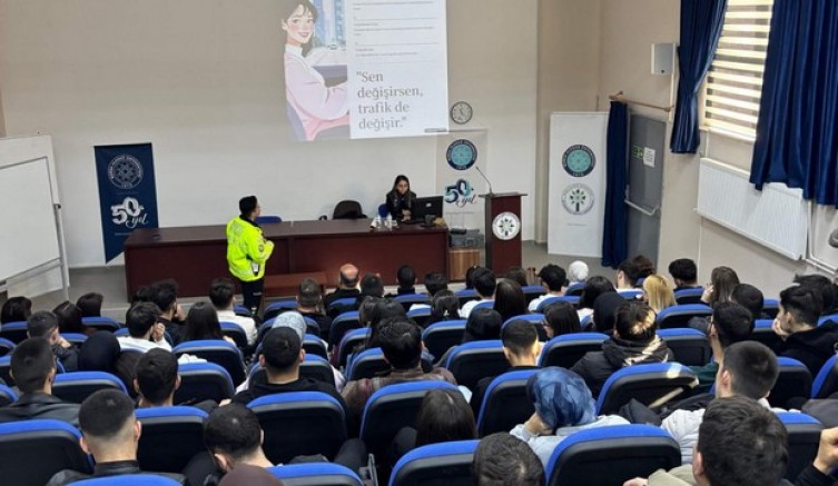 Üniversite öğrencilerine trafik güvenliği eğitimi