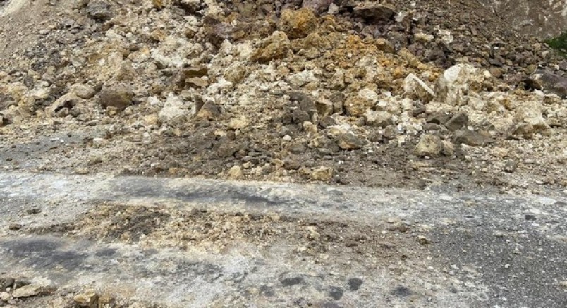 Üniversitenin yolu ulaşıma kapandı