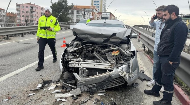 Uşak’ta 3 otomobil çarpıştı: 4 yaralı