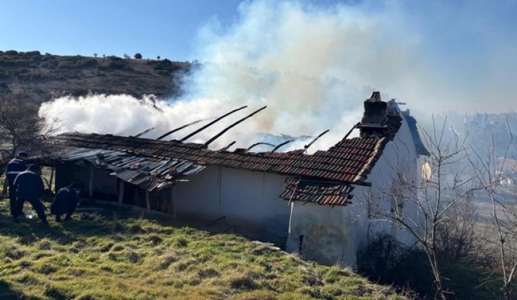 Uşak'ta ev yangını: 1 ölü, 1 yaralı