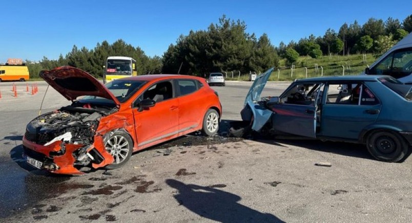 Uşak'ta otomobiller çarpıştı: 5 yaralı