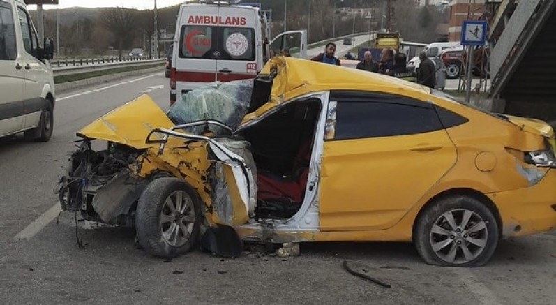Üst geçit direğine çarpan otomobilin sürücüsü ağır yaralandı