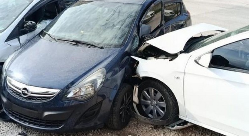 Uyuyakalan sürücü park halindeki araçlara daldı
