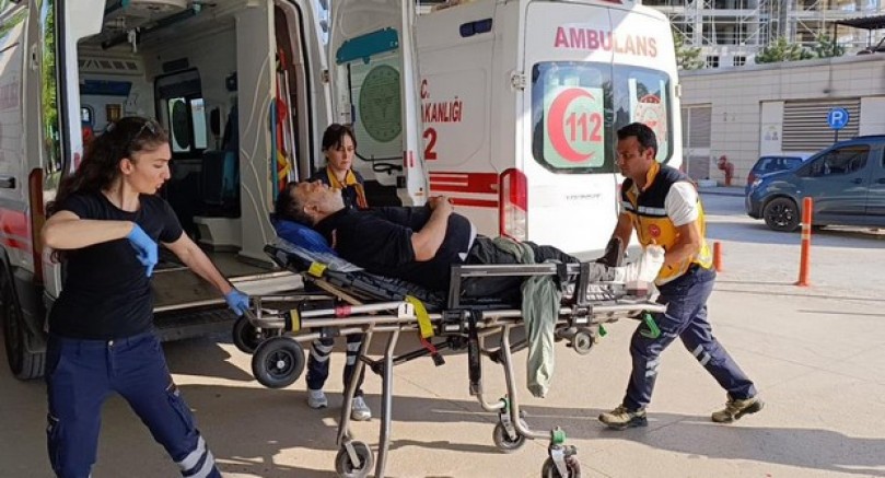 Üzerine iş makinesi devrilen işçi yaralandı
