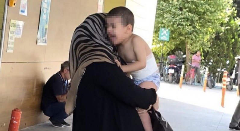 Üzerine kaynar çay dökülen çocuk hastaneye kaldırıldı