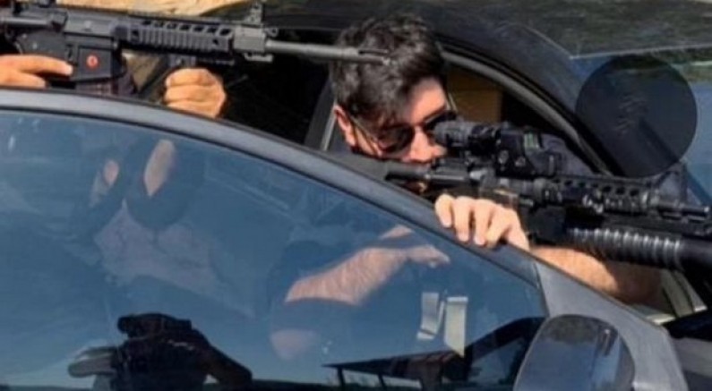 Uzun namlulu silahlarla çektiği fotoğraflar ortaya çıktı
