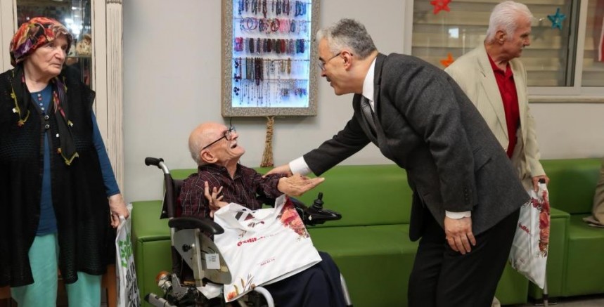 Vali Ayyıldız, bayramda çocukları ve büyükleri unutmadı