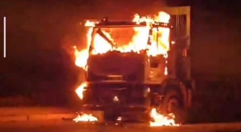 Van'da çöp kamyonu yandı