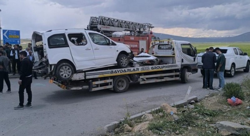 Van'da otomobiller çarpıştı: 4 ölü, 2 yaralı