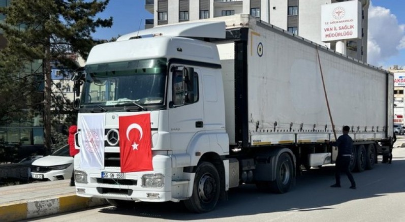 Van'dan İran'a 3 yardım tırı gönderildi
