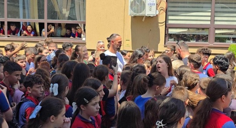 Vedat Muriqi'e öğrencilerden büyük ilgi