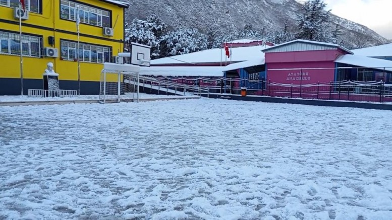 Veliler çocuklarını okula göndermedi