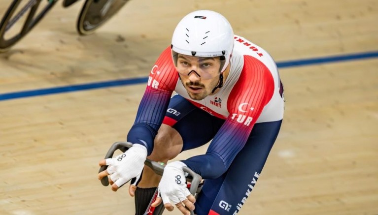 Velodromda Türk sporcuların mücadelesi sürüyor