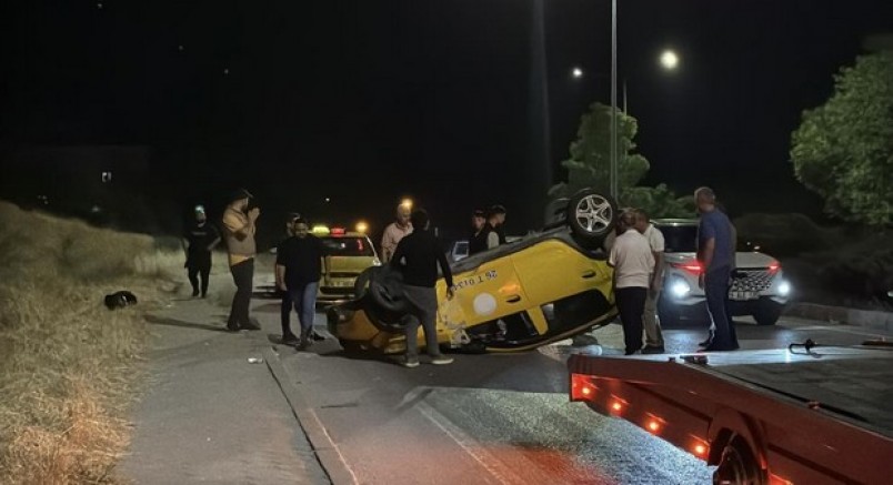 Virajı alamayan taksi ters döndü: 2 yaralı