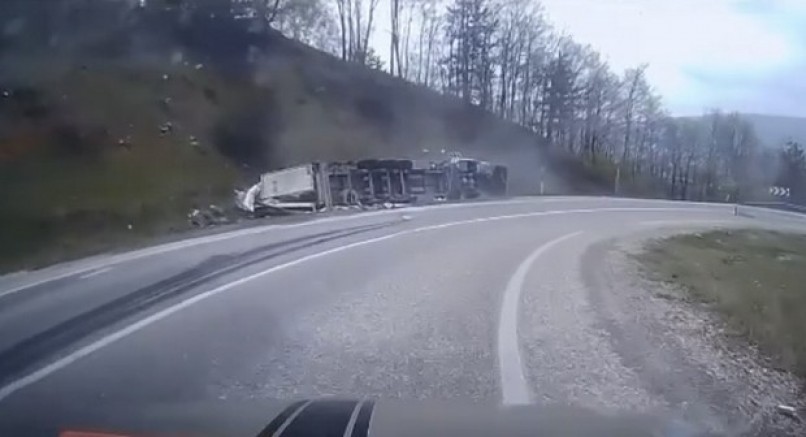 Virajı alamayan tır devrildi