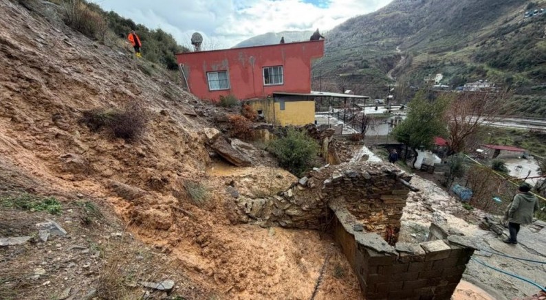Yağış sonrası toprak kaydı: 5 ev boşaltıldı