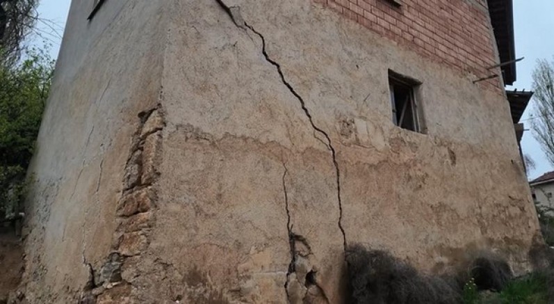 Yağış sonrası toprak kaydı, 9 yapı zarar gördü