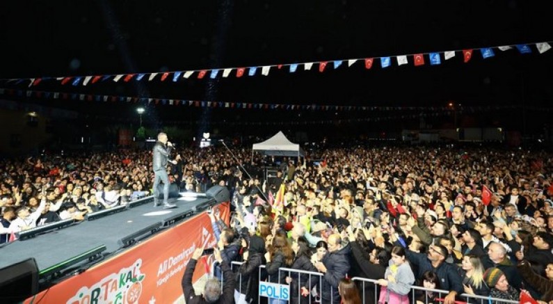 Yağmur altında Haluk Levent coşkusu