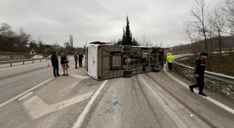 Yalova'da servis midibüsü kaza yaptı: 1 ölü, 20 yaralı