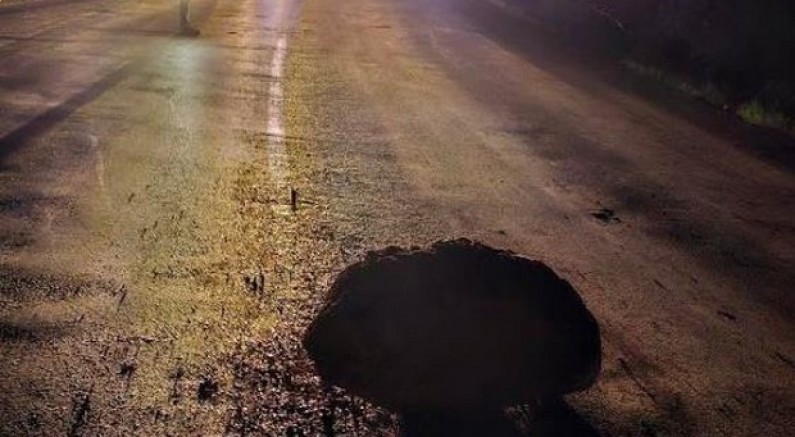 Yamaçtan kopan kaya parçaları kara yoluna düştü