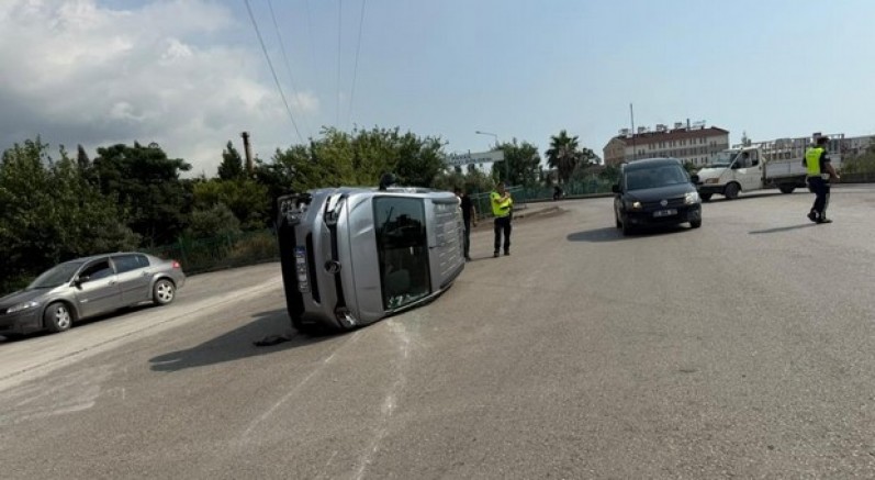 Yan yatan otomobilin sürücüsü yaralandı
