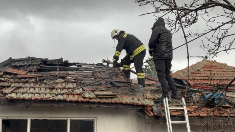 Yanan evini gözyaşları içinde izledi