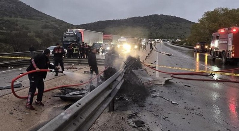 Yanan otomobilin sürücüsü feci şekilde can verdi