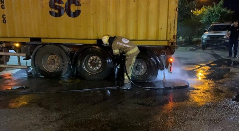 Yanan tırı 10 kilometre sürüp itfaiyeye yetiştirdi