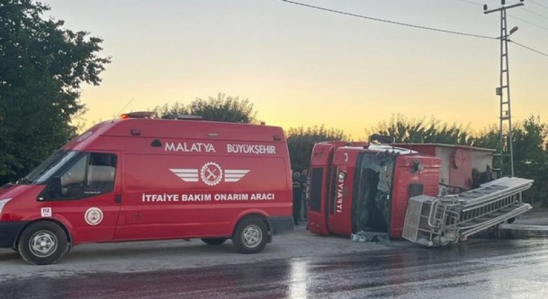Yangın ihbarına giden itfaiye aracı devrildi: 3 yaralı