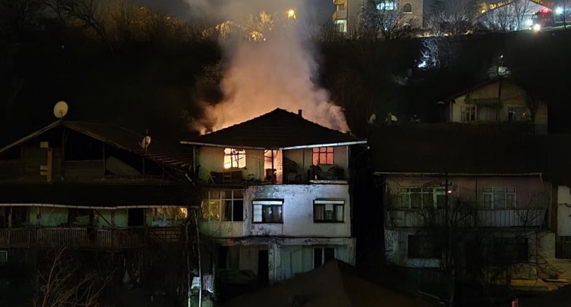 Yangında mahsur kalan yaşlı adam kurtarıldı